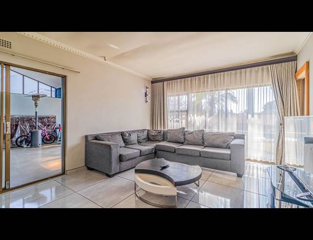 6 BEDROOM HOUSE FOR SALE IN ROBIN HILLS